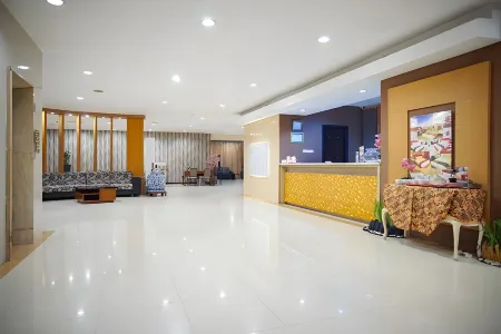 Parkside Mandarin Hotel Pekalongan Отели в г. Batang