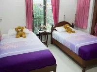 Loy Manee House Hotels near Queen Suriyothai Monument