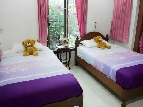 เพชรชมพูเตียงแฝด