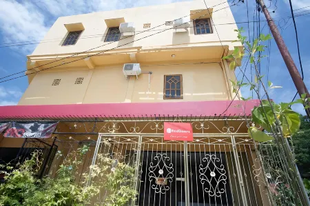 RedDoorz Near Mal Abepura Отели в г. Wai Mhorock