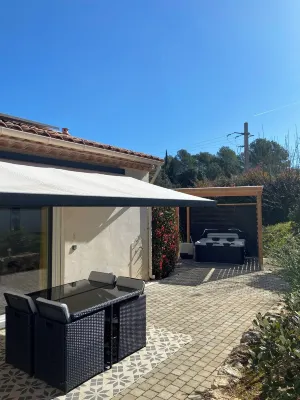 Charmante Maison de Vacances T3 Terrasse, Jardin et Jacuzzi Hotels in Taradeau