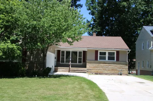 Valley Creek Place, A Charming 3-bedroom home with a Creek view & Wi-Fi Hotels in Euclid