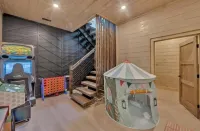 3-Bedroom Chalet w/Indoor Pool, Putt-Putt, Sauna, Hot Tub, Game Room & More!