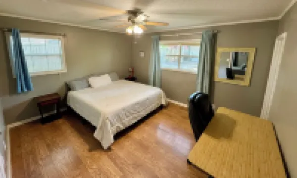 Charming 4-bedroom house with AC and WiFi in peaceful Texarkana