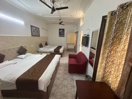 Hotel Amar Palace Отели рядом со станцией Chandigarh Railway Station
