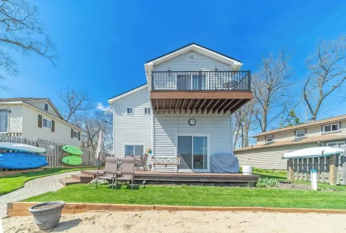 Charming 3-bed 2 bath,Lakehouse off GrassLake in White Lake. Corporate Rental! Hotels in White Lake charter Township