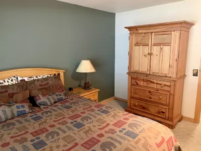 Cozy home in heart of Sunriver w/ hot tub, close to Mt Bachelor