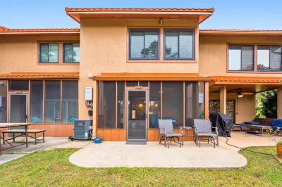 Panama City Beach 2 BR 2.5 BA townhome!  Steps to beach access! Blue Gravity附近的飯店