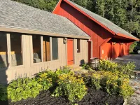 Spacious + Private Ski Lodge on 20+ Acres - 10 min to Stratton, 5 min to Bromley