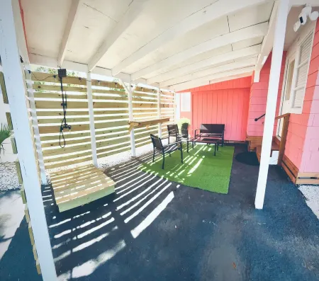 Freshly renovated 2-bedroom house in beautiful Bradenton with WiFi, AC Отели в г. Брейдентон