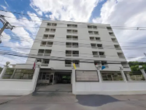ネクスト バード スイート ラジャビニバンケン学校周辺のホテル