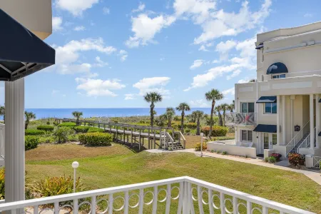 Corner unit private balcony ocean view, pool & spa, beachfront access in Florida