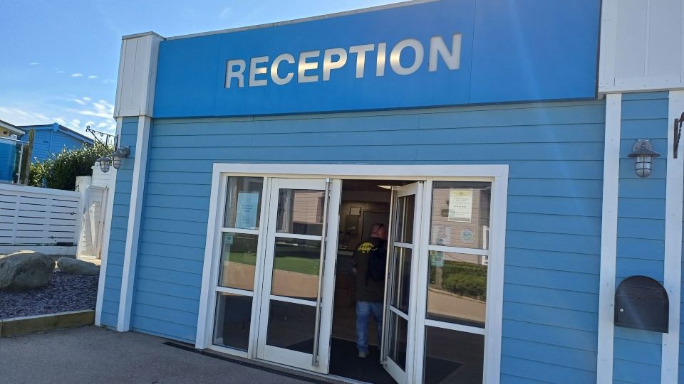 3 Bedroom Caravan - Sleeps 8 Parking Pets Beach