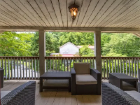 Bliss Point Farm Hotels in Greene County