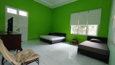 Villa Rose Gunung Bunder Hotel dekat Campervan Gunung Bunder, Bedeng Campsite