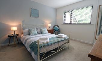 Valley Retreat - Peaceful Location, Walk to Beach, Parking