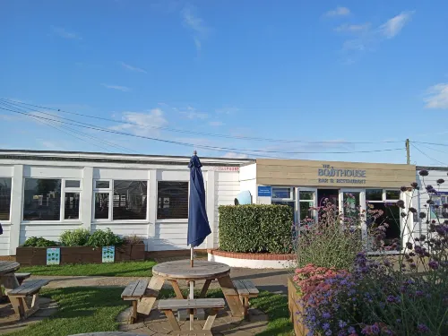 Pets Go Free Family 3 Bed Caravan with Decking - Chalets