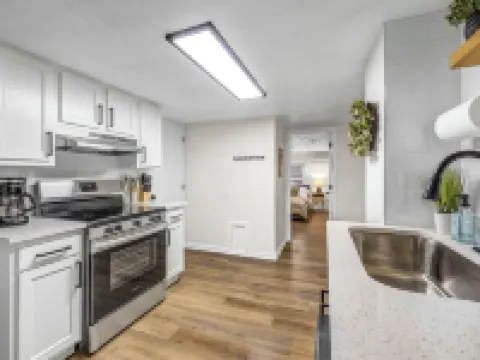 New! Renovated 1BR w/ King: Modern Comfort Ξενοδοχεία στην πόλη Berea