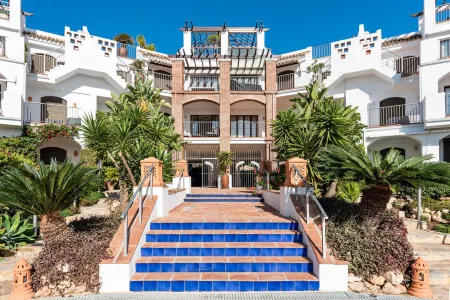 Sunny Balcony with Pool by Costarentals - Ref M52 Отели рядом с достопримечательностью «Villa Padierna Driving Range & Michael Campbell Golf Academy»