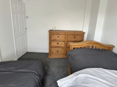 Knotty Ash - 3 Beds - Sleeps 6 - on-Site Parking Hôtels à : 