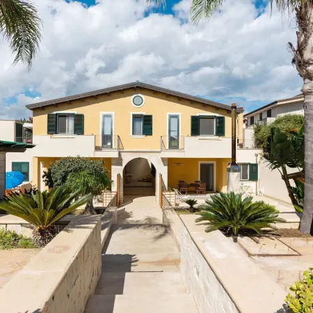 Seaside Apartment with BBQ & Garden