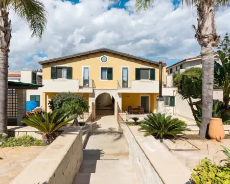 Seaside Apartment with BBQ & Garden Hoteles en Reitani