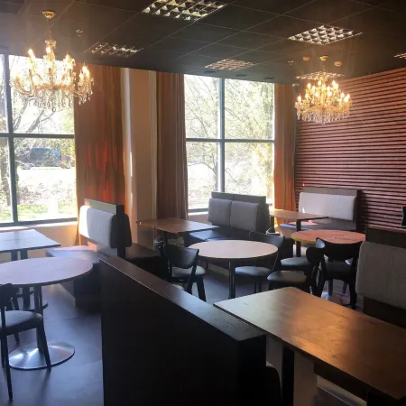 West Side Hotel Отели рядом с достопримечательностью «Арена «Гатораде Центер»»