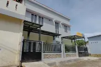 Homestay Danesti Syariah Near Bandara Sultan Hasanuddin Mitra RedDoorz Hotels near Hutan pinus Tala Tala, Tompobulu