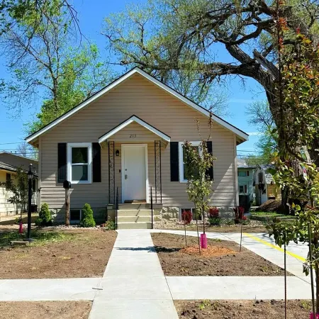 5-Bedroom House in Hays with AC, WiFi
