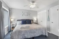 Family Beachside Retreat: Door to Sand in Two Minutes! Six Pools