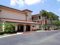 Tricove Inn & Suites リージェンシー・スクエア周辺のホテル