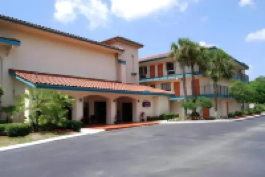 Tricove Inn & Suites
