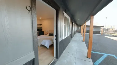 Charming Kitchenette and High-Speed Wi-Fi - Inviting Urban Retreat