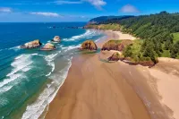 Fire Pit and Shared Seating Areas - Charming Coastal Retreat Hotels in Manzanita