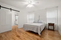 Coastal Getaway and Relaxing Escape - Charming Cottage Retreat Các khách sạn gần Rockport Beach Park