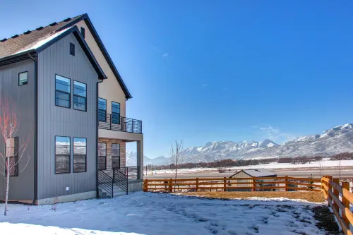 Breathtaking Views and Modern Amenities - Luxurious Mountain Retreat