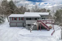 Hot Tub, Sauna and Game Room Amenities - Charming Eclectic Retreat