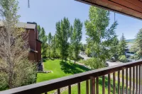 Heated Pool and Hot Tubs - Charming Mountain Retreat