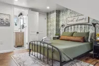 NEW Gorgeous 4bd near universities Hot tub + Games - บังกะโล