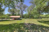 Gettin' Guada Loopy with Hot Tub & Riverfront - parking