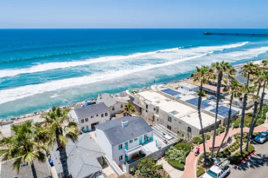 Stunning Ocean Views and Cozy Balcony - Charming Coastal Haven