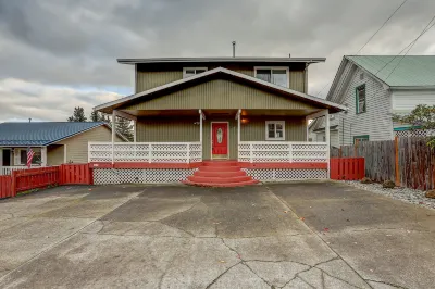 Hot Tub and Gourmet Kitchen with Mt Hood View - Charming Escape 마리나 공원 주변 호텔