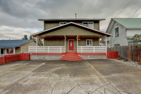 Hot Tub and Gourmet Kitchen with Mt Hood View - Charming Escape