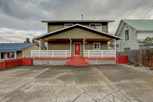 Hot Tub and Gourmet Kitchen with Mt Hood View - Charming Escape