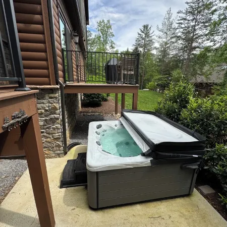 Bourbon Bear ~ A Luxury Cabin ~ Rustic, Charming & Cozy in the Heart of Townsend