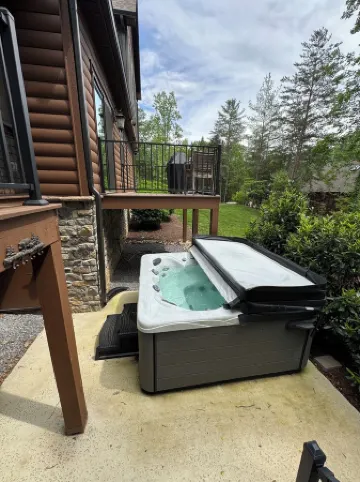 Bourbon Bear ~ A Luxury Cabin ~ Rustic, Charming & Cozy in the Heart of Townsend