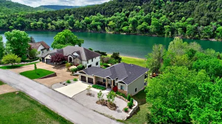 Perfect Lakefront 5Br Luxury Home-Wow Views, Fire Pit, Kayaks,Best Shore Access