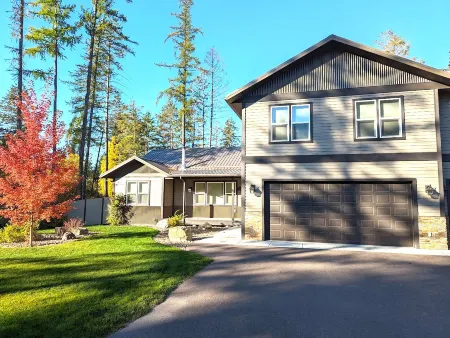 Private Hot Tub, Fire Pit and Game Room - Charming Contemporary Oasis