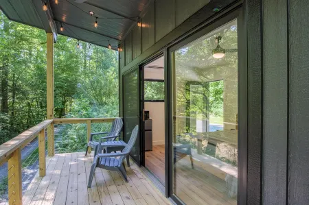 Riverside Retreat and Fishing Haven - Charming Nature Escape Отели в г. Трансильвания