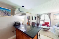 Comfortable mountainside condo with skiing, balcony, fast WiFi, & washer/dryer Hotels in Warren